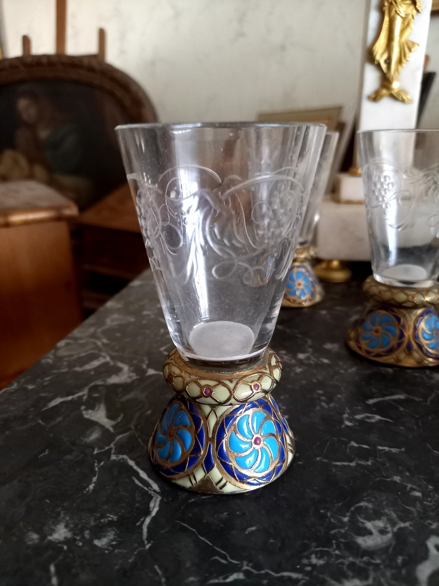 Vers 1880 : 12 verres à  eau de vie en verre taillé, pieds en bronze émaillé -photo-2