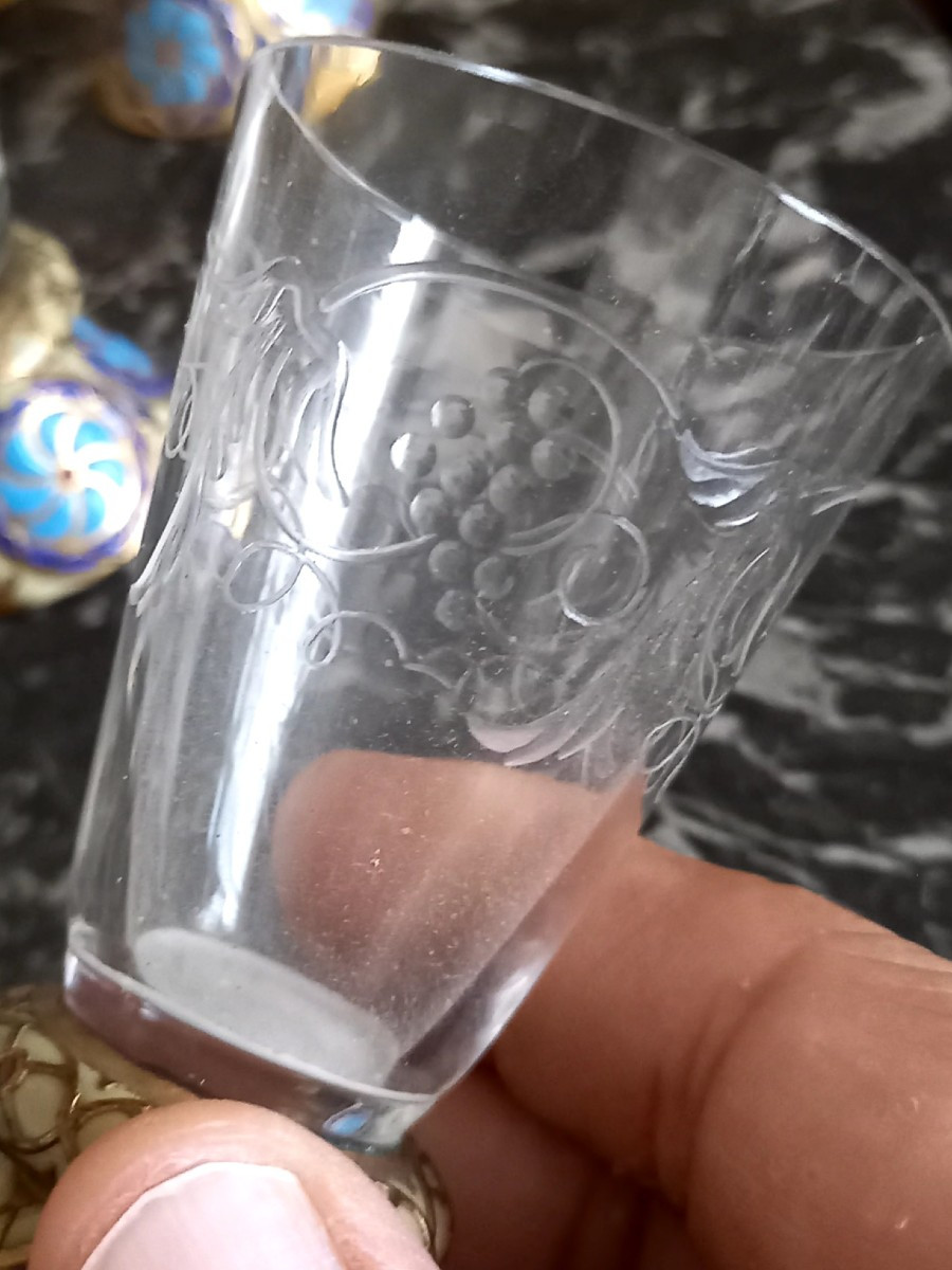 Vers 1880 : 12 verres à  eau de vie en verre taillé, pieds en bronze émaillé -photo-3