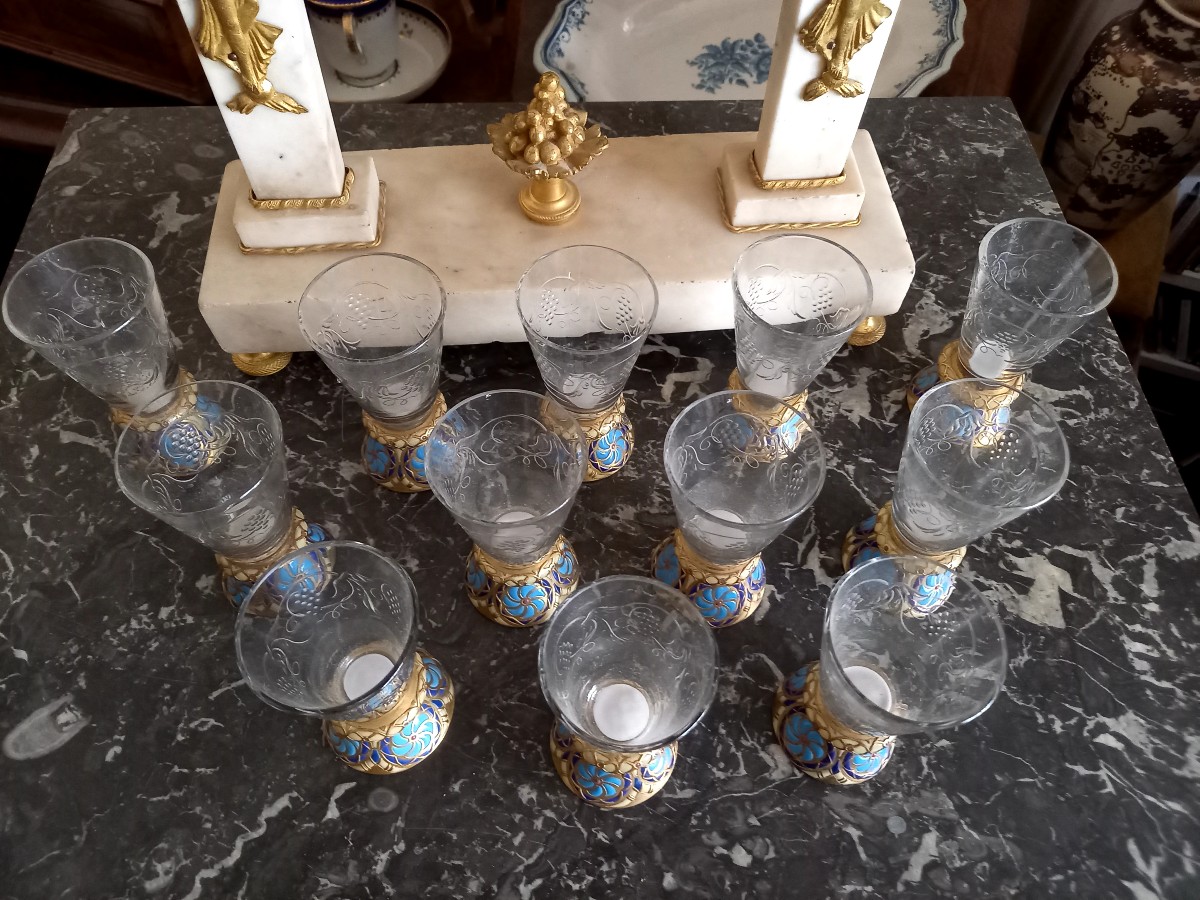 Vers 1880 : 12 verres à  eau de vie en verre taillé, pieds en bronze émaillé -photo-1