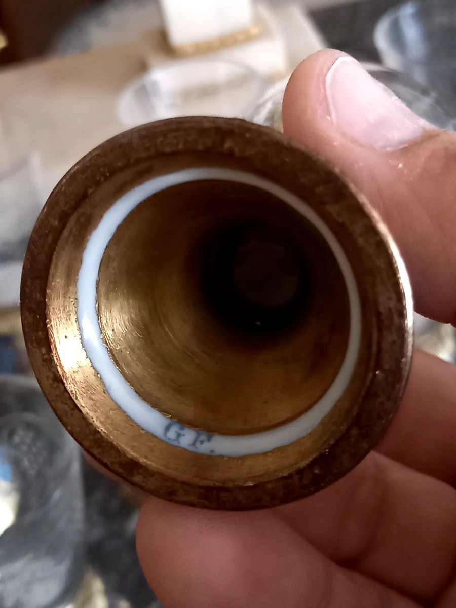Vers 1880 : 12 verres à  eau de vie en verre taillé, pieds en bronze émaillé -photo-2