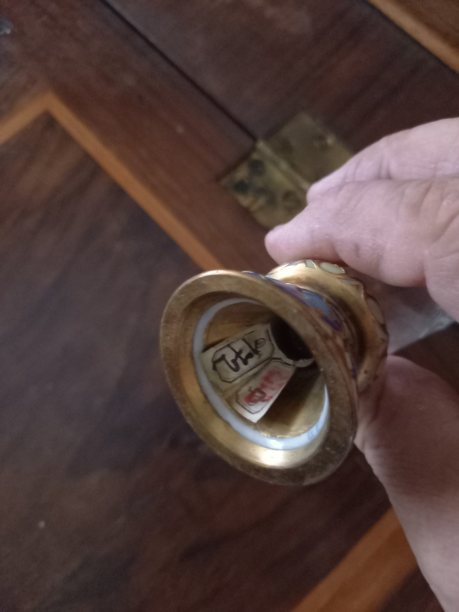 Vers 1880 : 12 verres à  eau de vie en verre taillé, pieds en bronze émaillé -photo-3
