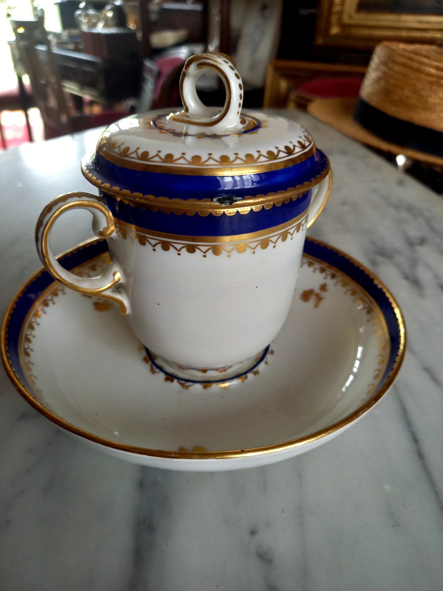 Tasse trembleuse , porcelaine de Derby
