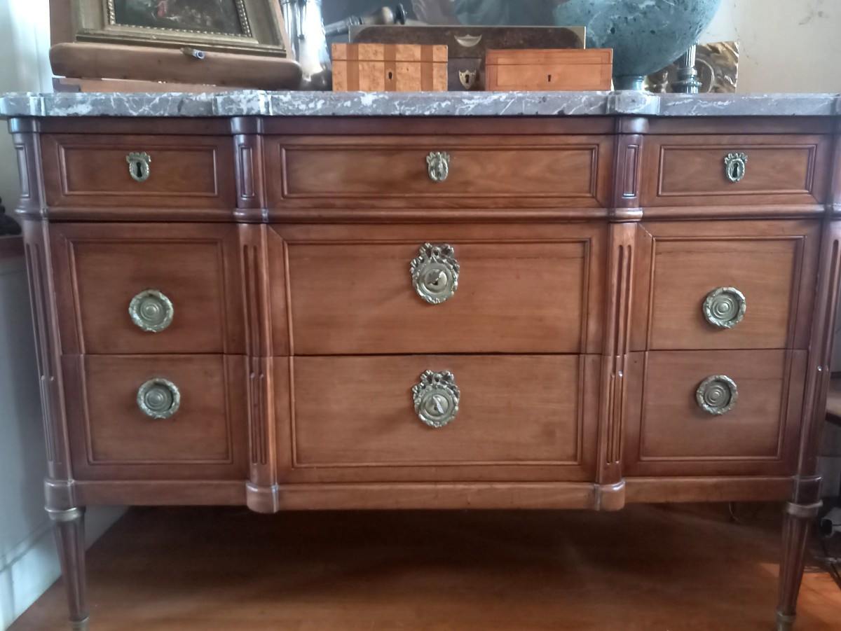 Commode Louis XVI en acajou à fort ressaut 