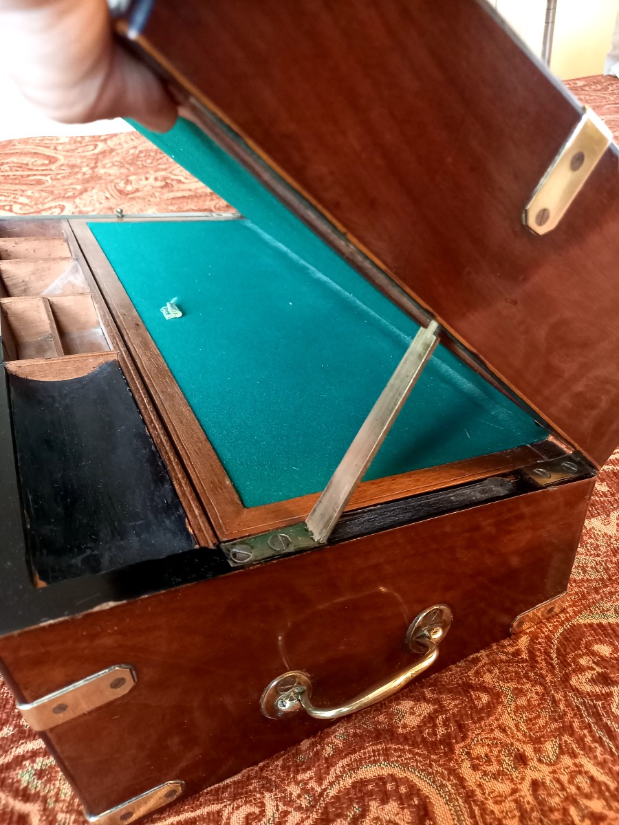 Vers 1800. Coffret Écritoire en acajou massif -photo-6