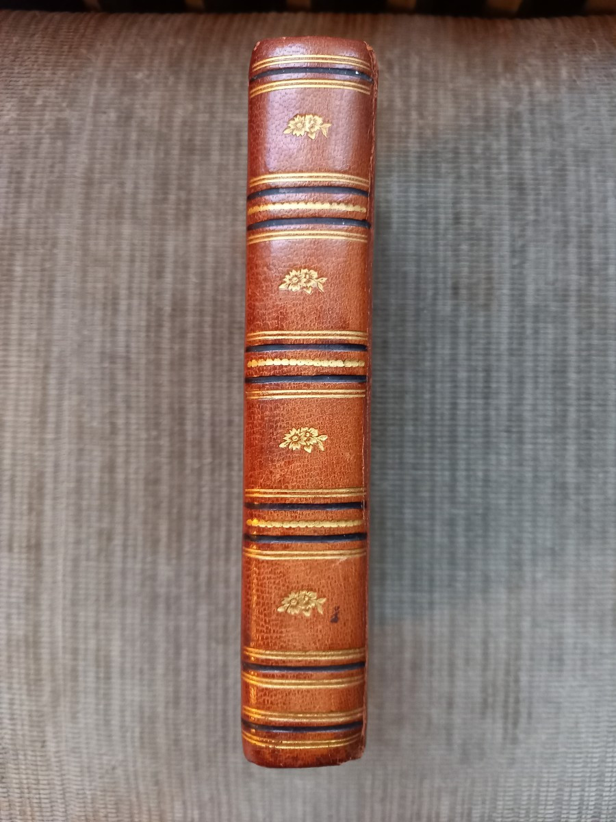 Small Book, Secret Box. -photo-2