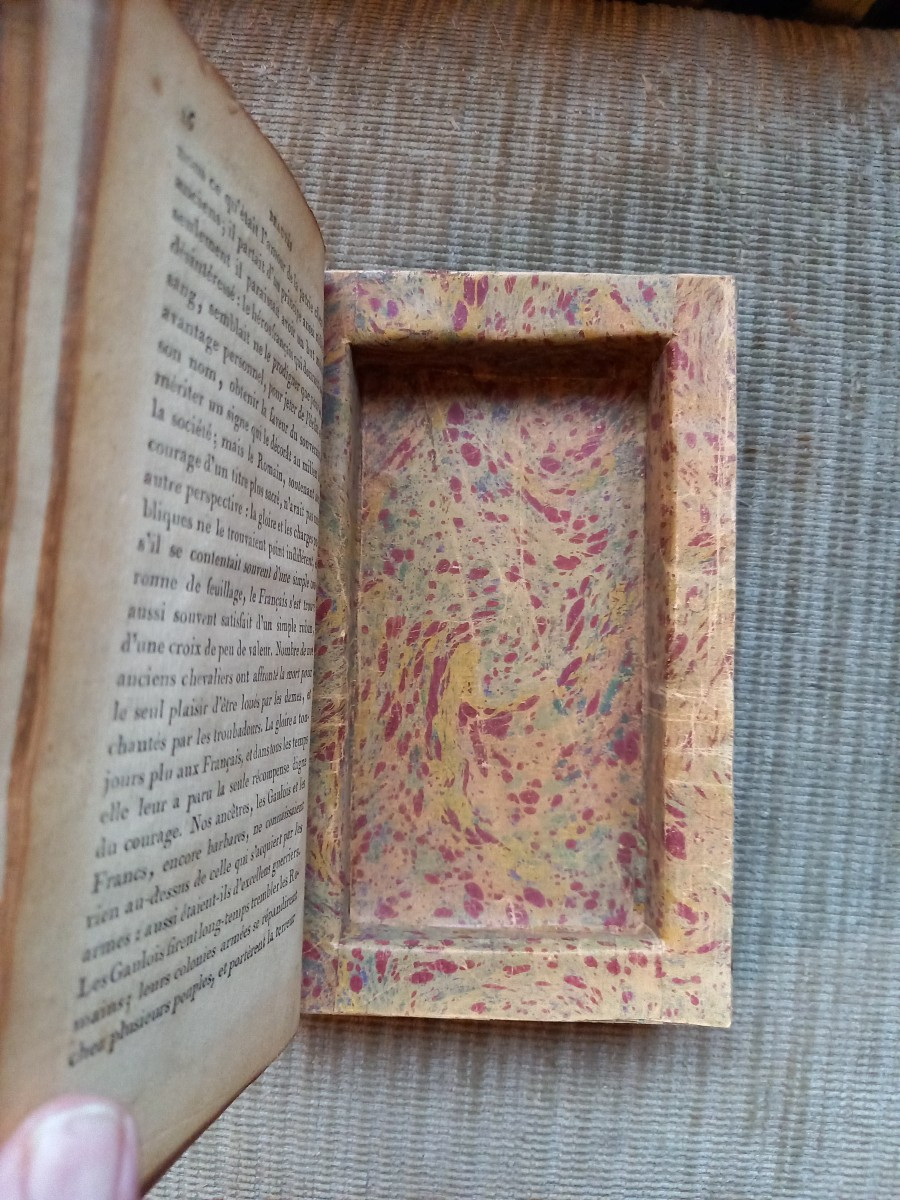 Small Book, Secret Box. -photo-4