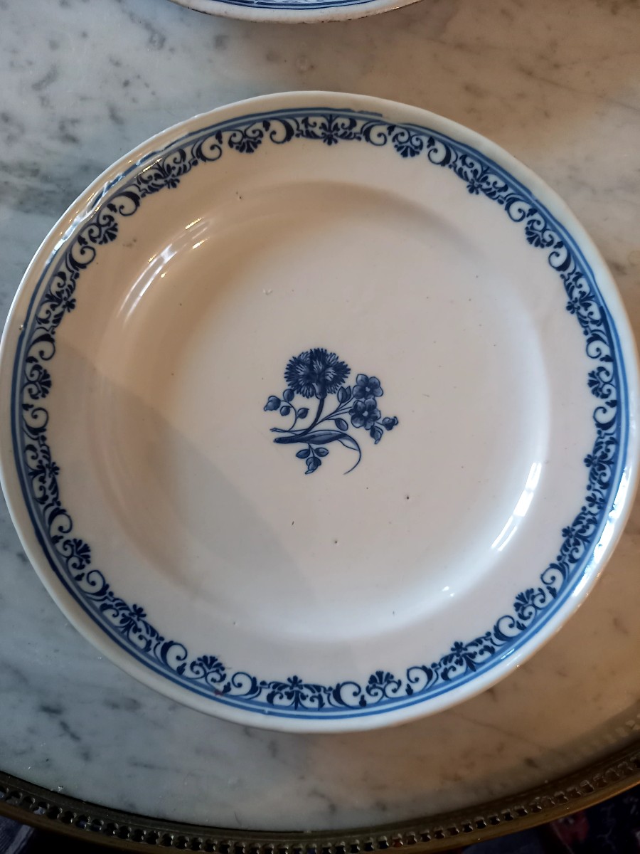 Moustiers XVIIIE. Paire d'assiettes decor de fleurs -photo-2