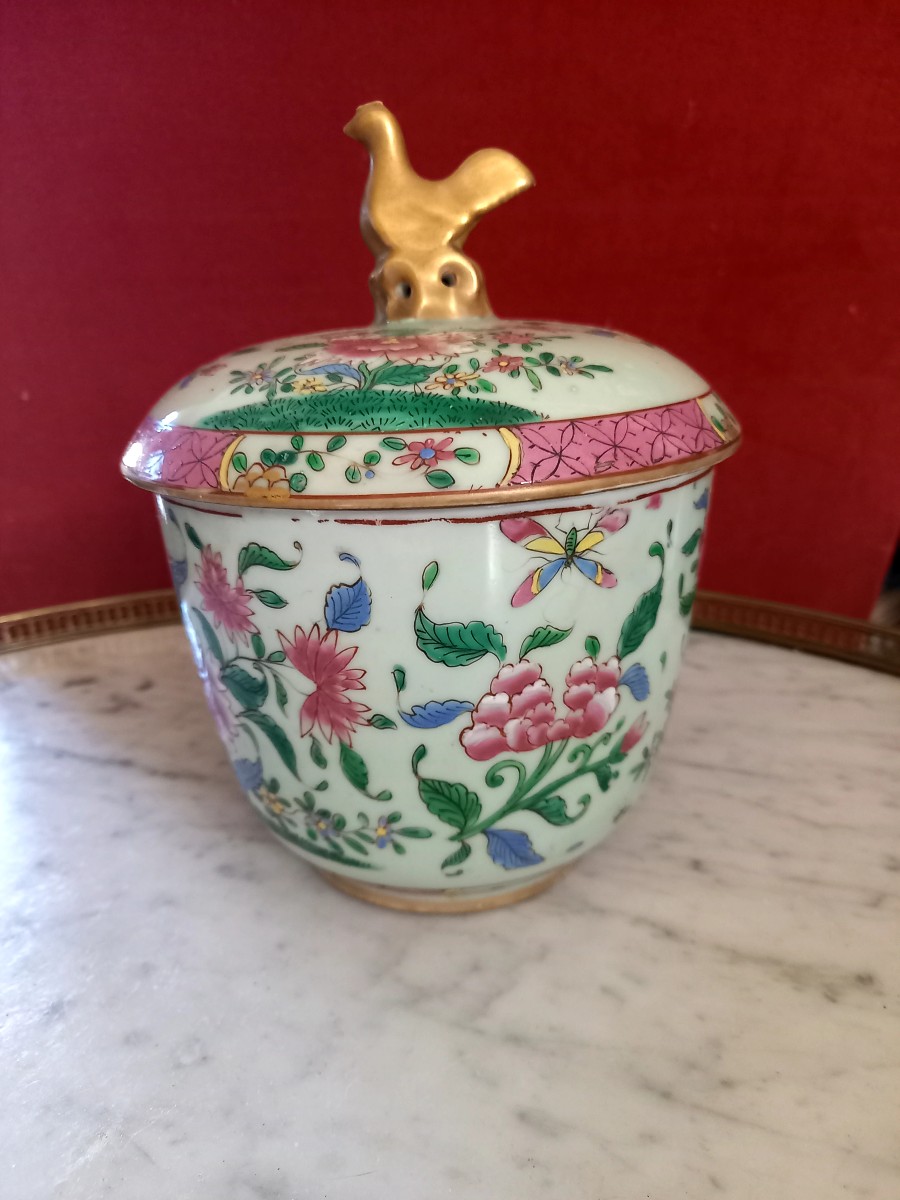Chine XIXe   pot couvert dans le style la famille rose 
