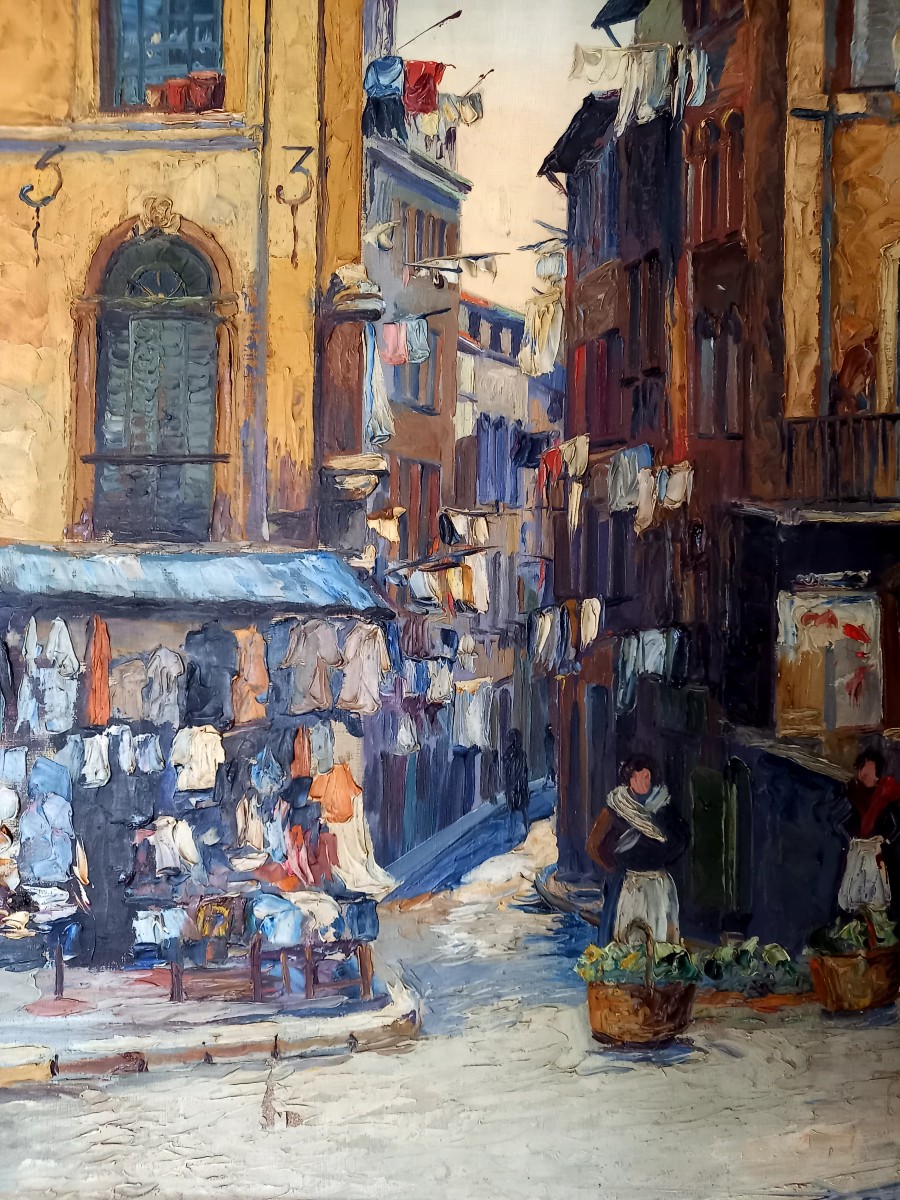 Vers  1930 . Rue animée d'une vieille ville provençale