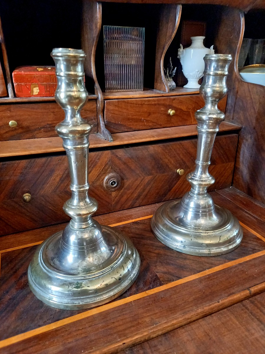 paire de bougeoirs Louis XIV en métal argenté 