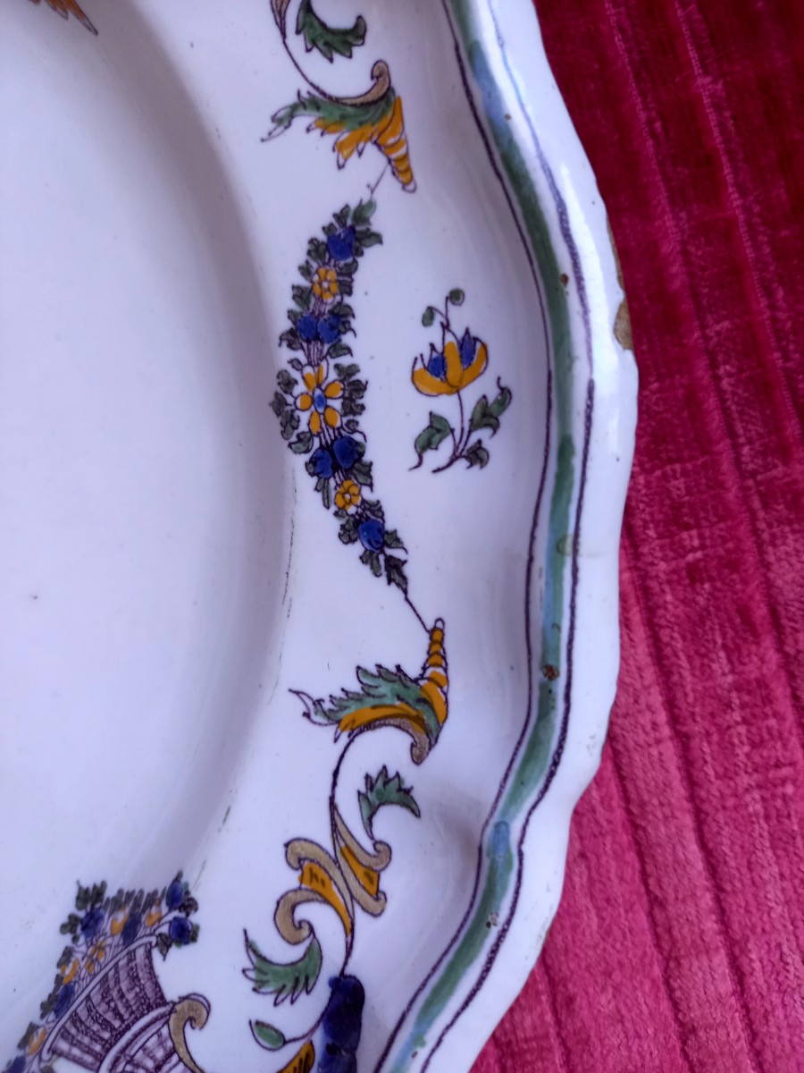 Moustier XVIIIE.  Assiette à la fanfare-photo-3