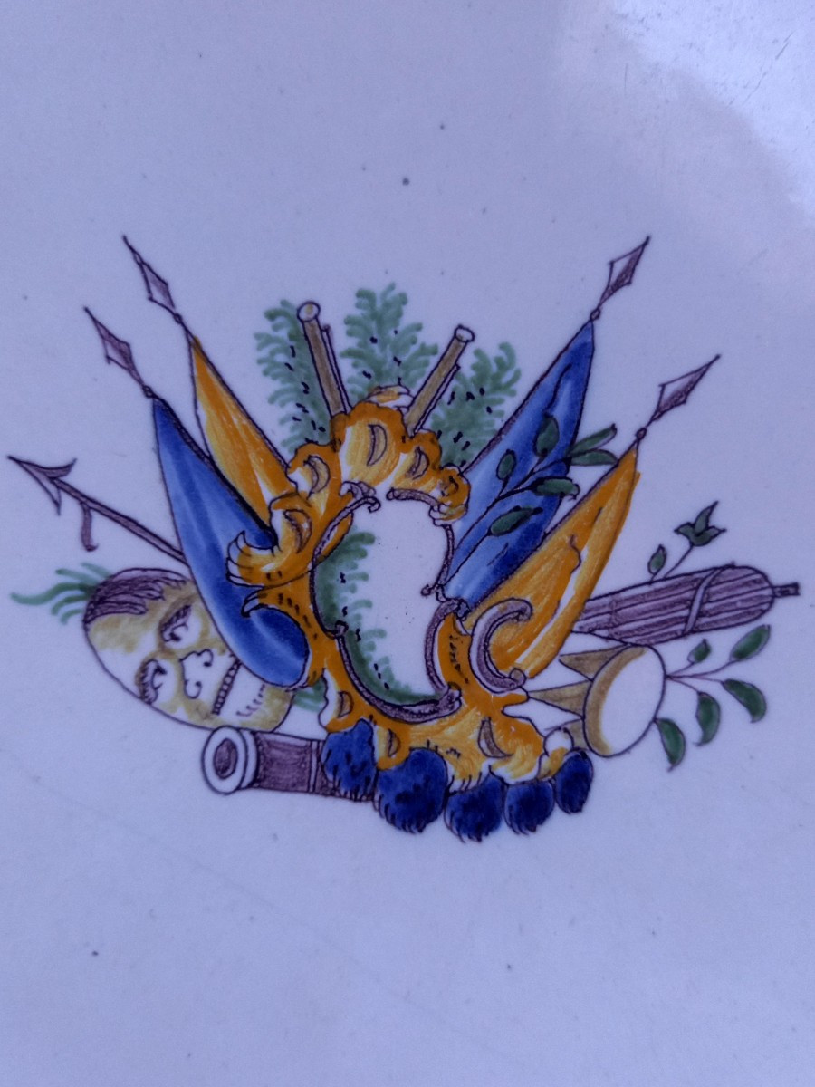 Moustier XVIIIE.  Assiette à la fanfare