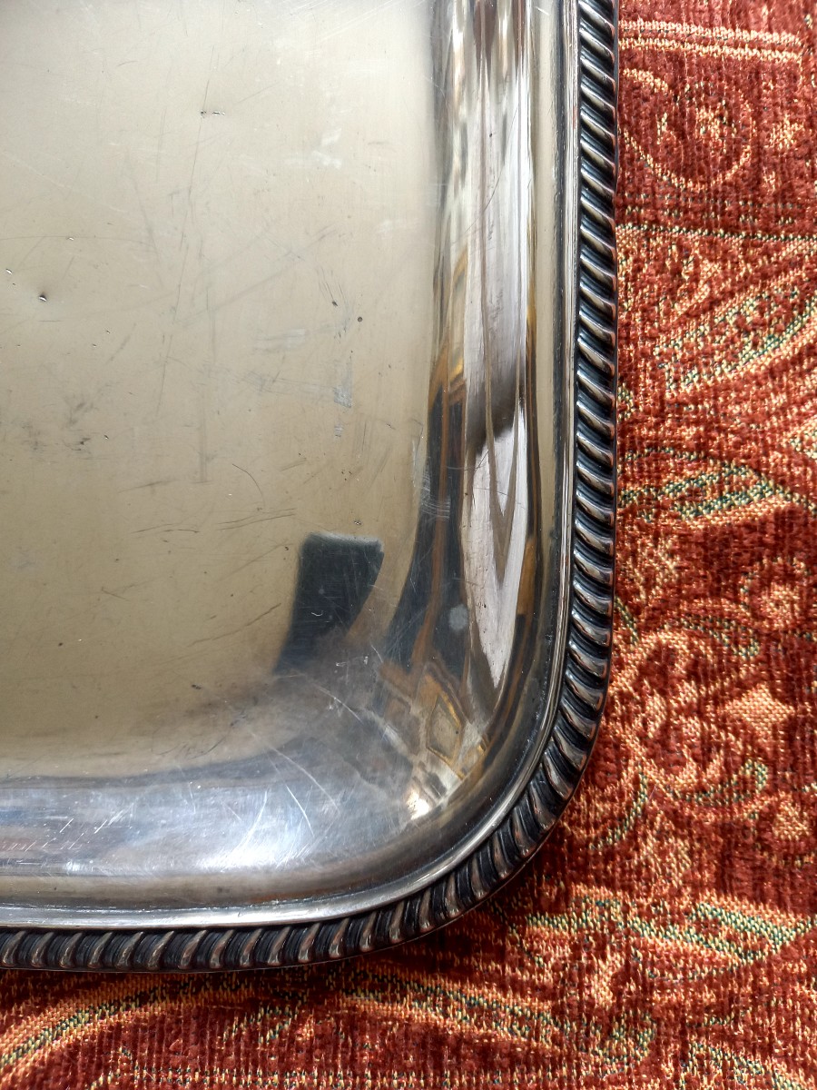 Vers 1840 .grand plateau en métal doublé portant au revers  LP surmonté d'une couronne fermée -photo-1