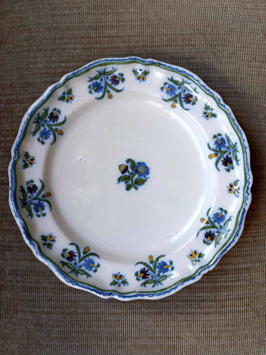 Plate In Faience De Moustiers XVIIIe