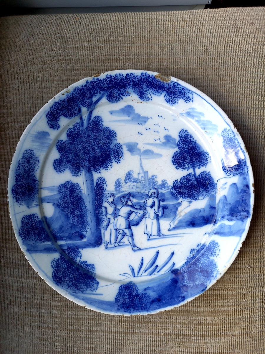 Delft . Première moitié du XVIIIE.  Assiette à  decor de scène campagnarde 