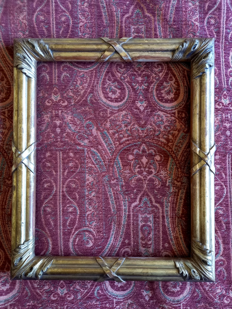 Cadre fin XIXe doré. Signé.  Fait à Saint Petersbourg 