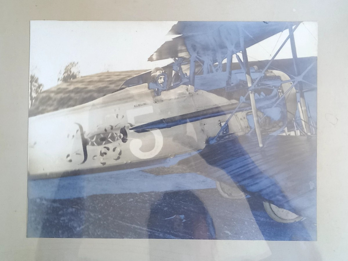 Grande guerre.  Photo d'un pilote à bord de son appareil 