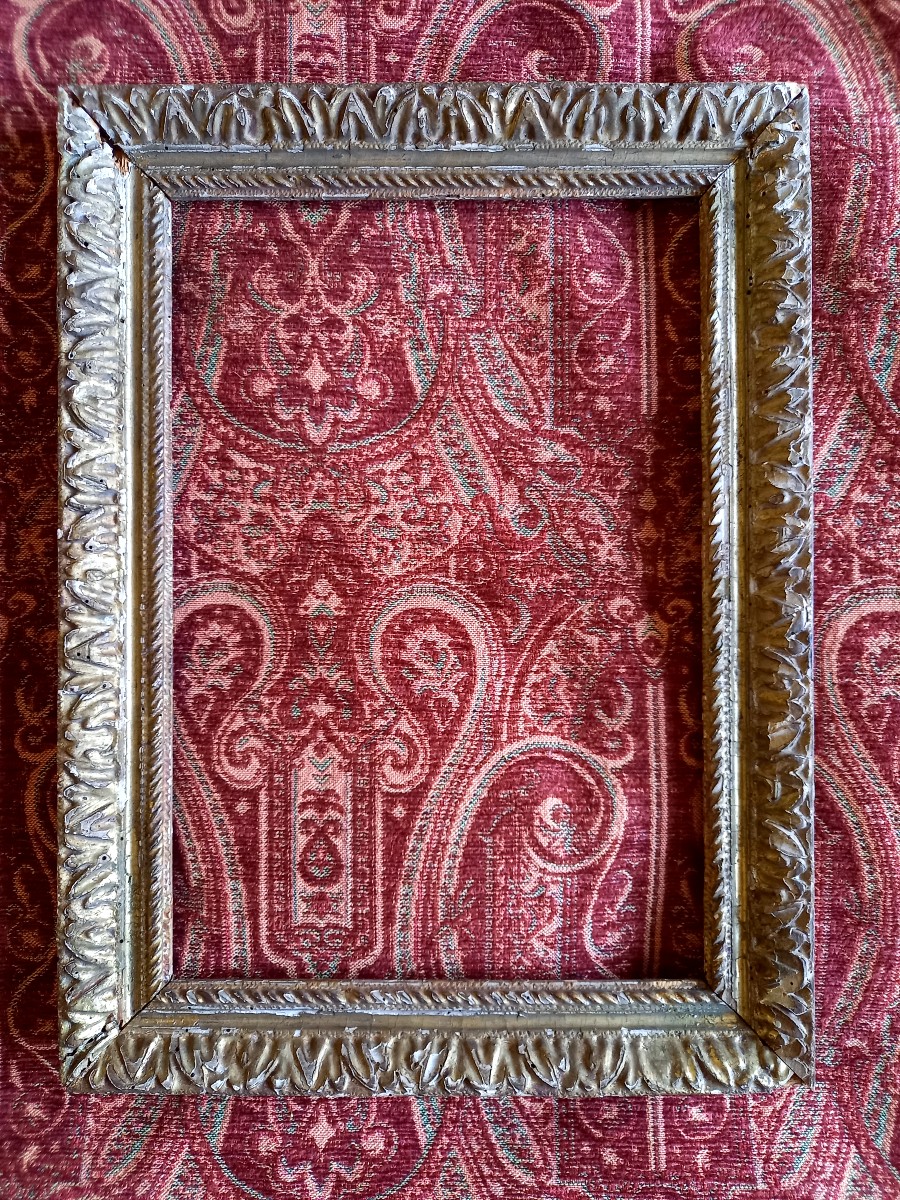 XVI e siècle.  Cadre Louis XIII en bois sculpté et doré 
