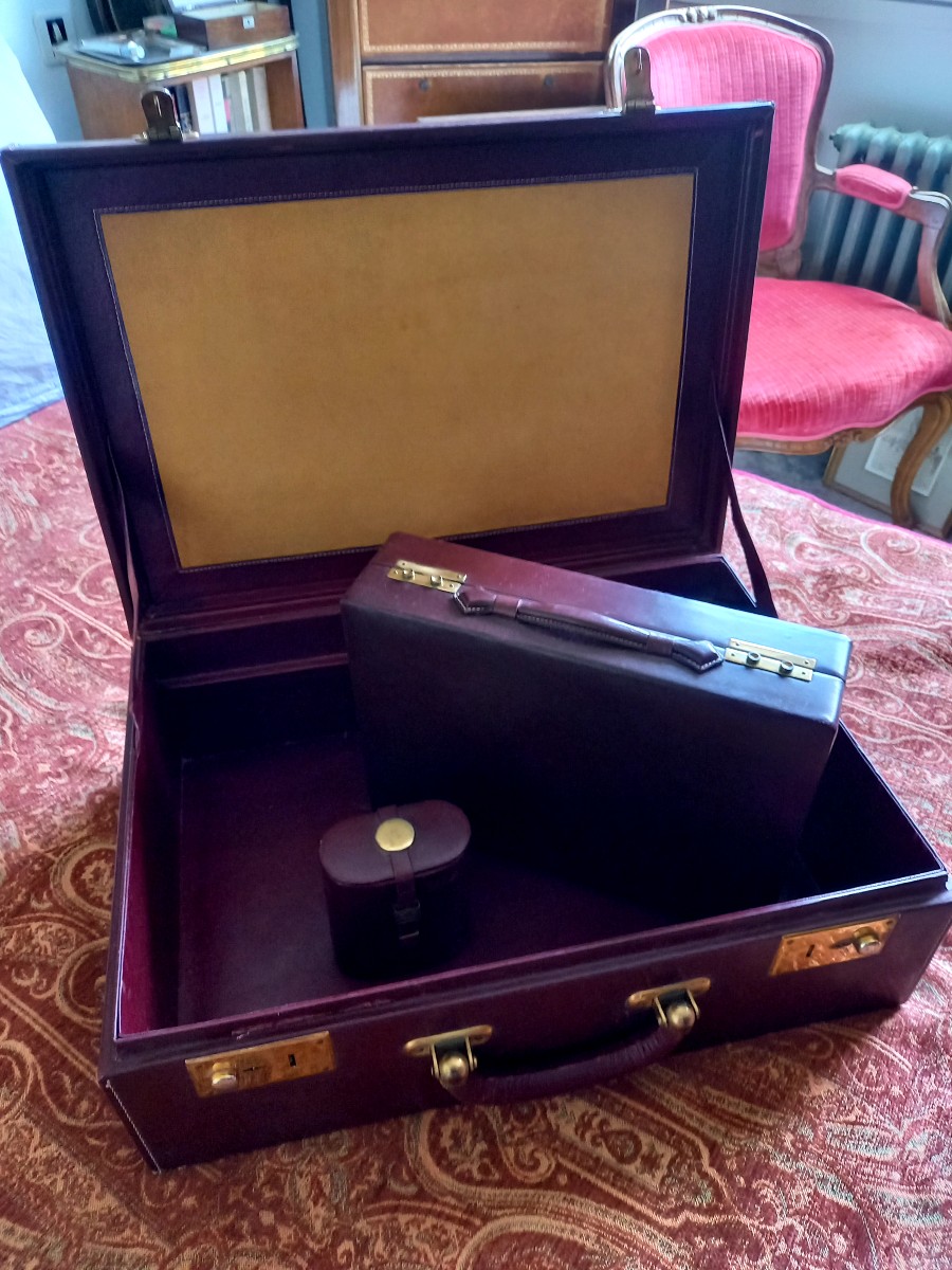 Circa 1950. Guerlain. Travel Kit: Suitcase, Toiletry Bag And Spray Bottle-photo-2