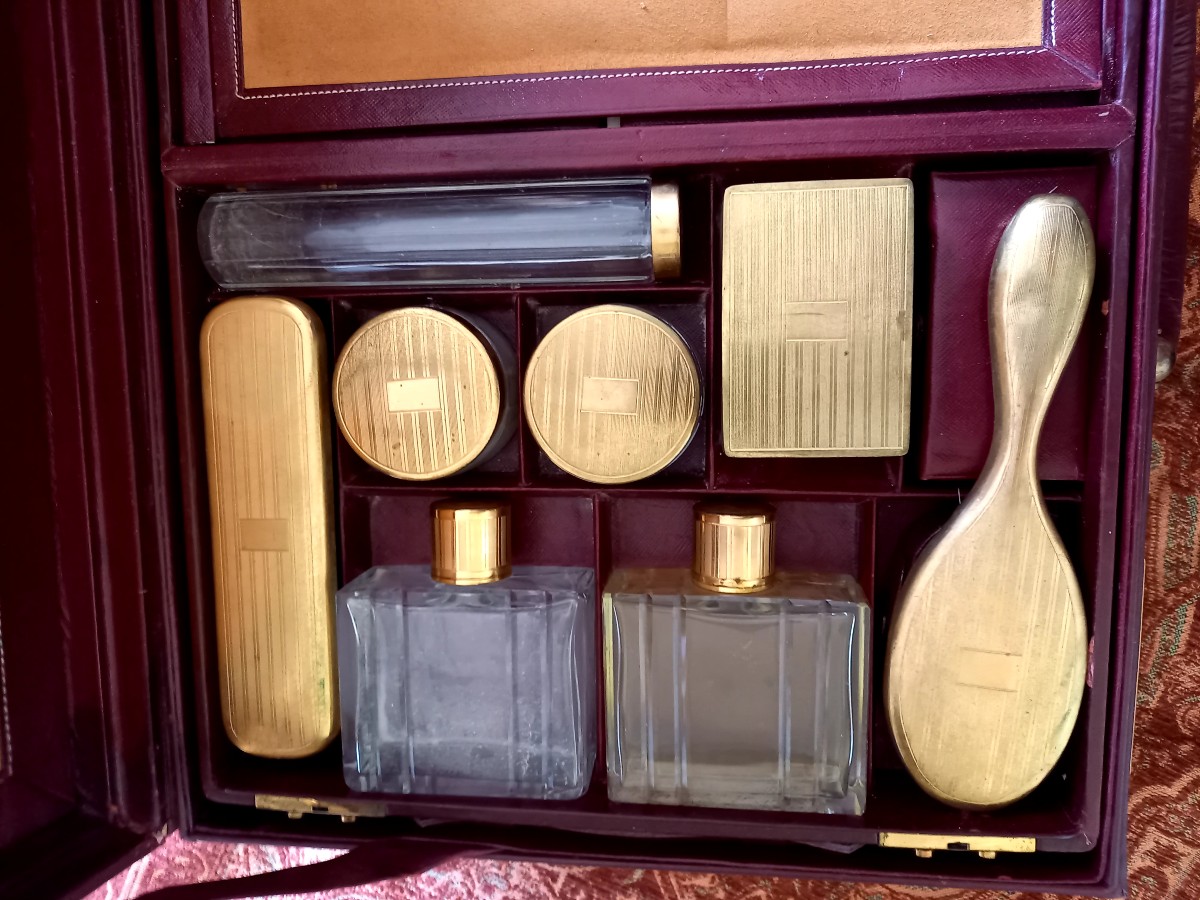 Circa 1950. Guerlain. Travel Kit: Suitcase, Toiletry Bag And Spray Bottle-photo-3