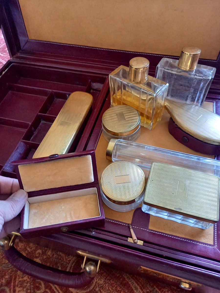 Circa 1950. Guerlain. Travel Kit: Suitcase, Toiletry Bag And Spray Bottle-photo-4