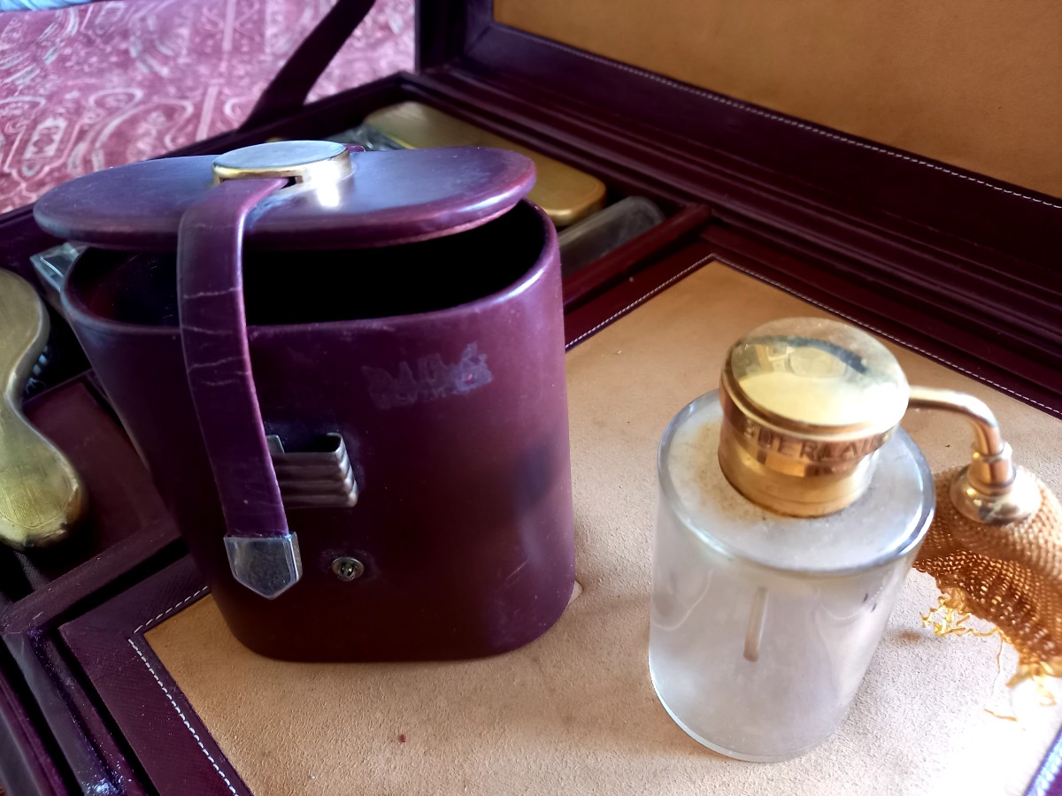 Circa 1950. Guerlain. Travel Kit: Suitcase, Toiletry Bag And Spray Bottle-photo-1
