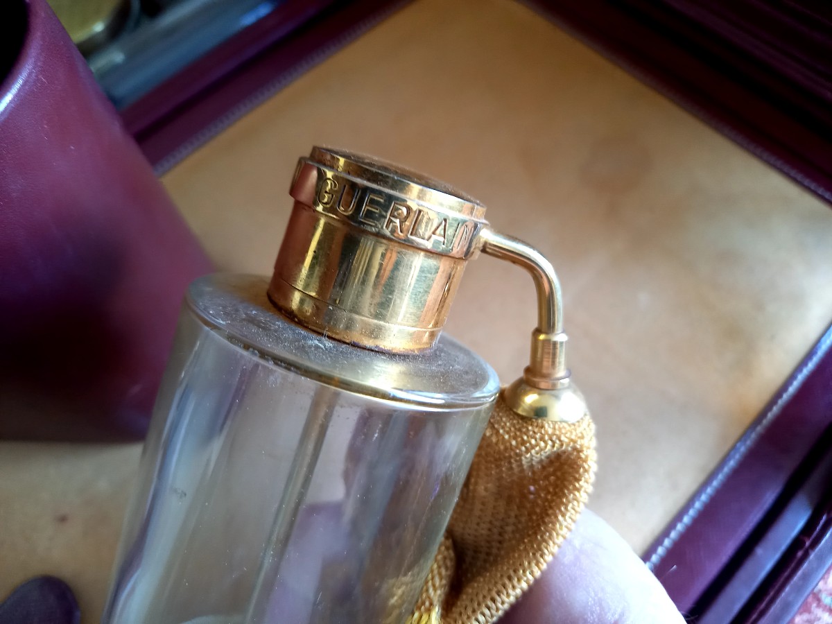 Circa 1950. Guerlain. Travel Kit: Suitcase, Toiletry Bag And Spray Bottle-photo-2