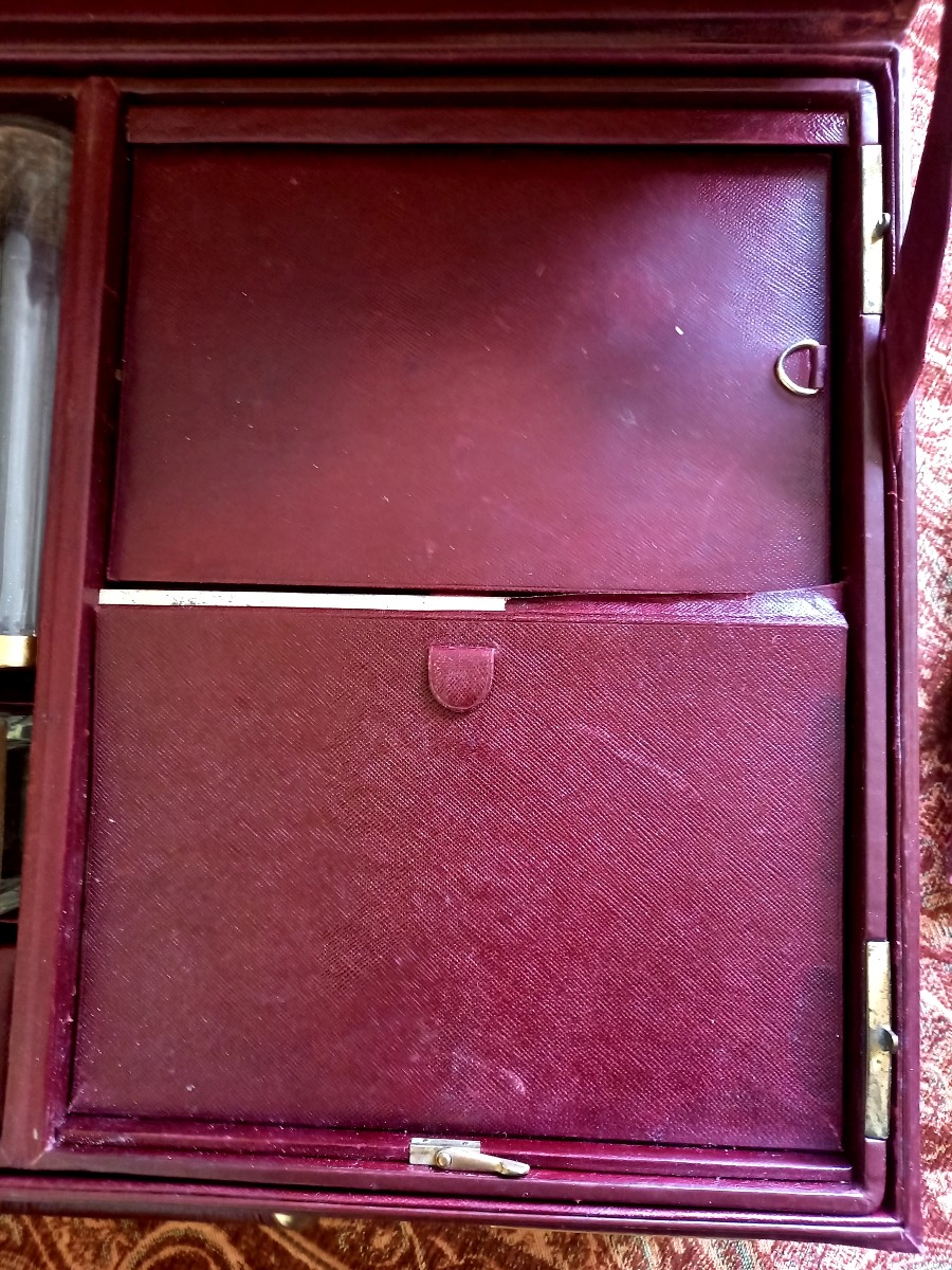 Circa 1950. Guerlain. Travel Kit: Suitcase, Toiletry Bag And Spray Bottle-photo-3
