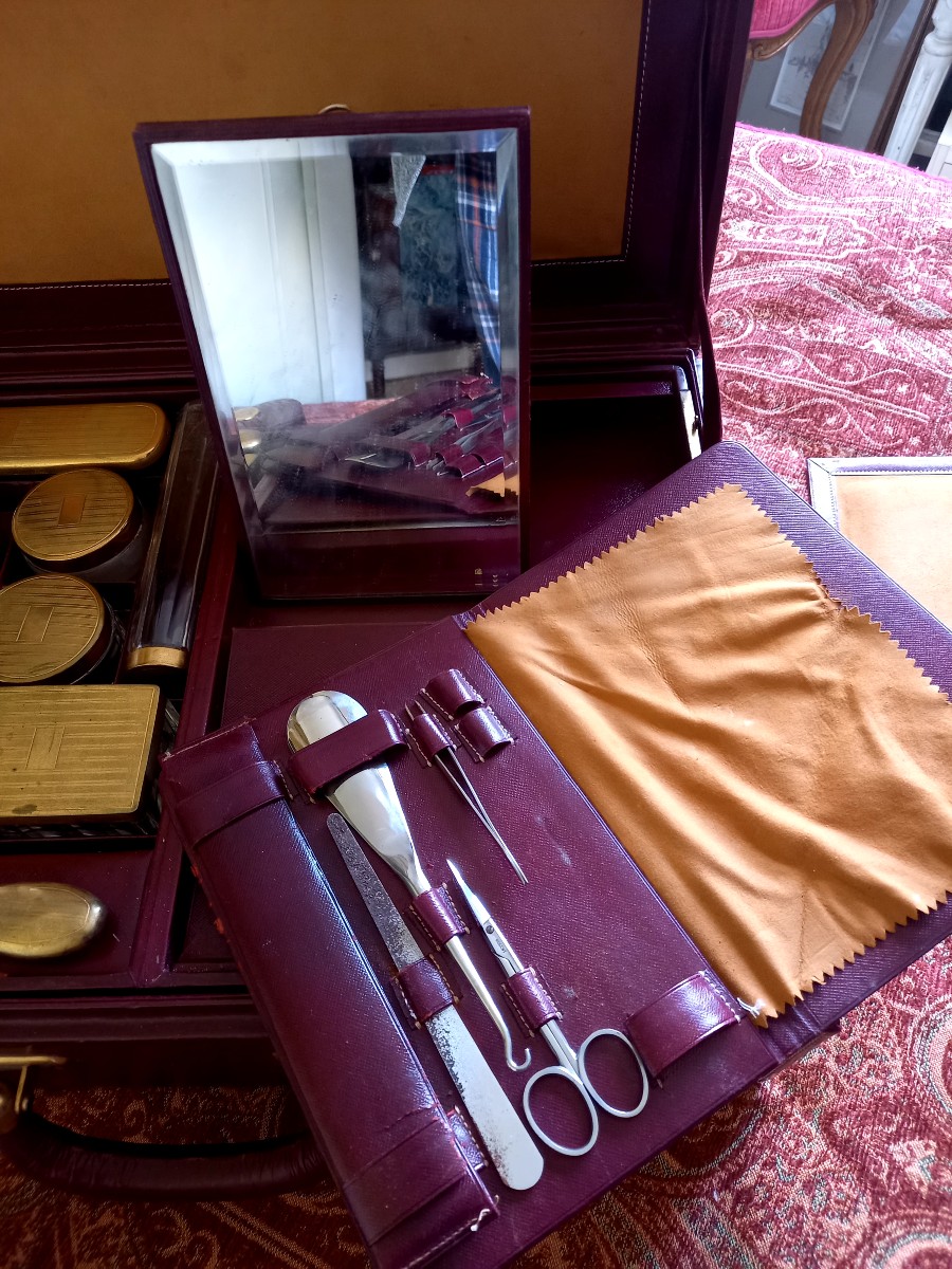 Circa 1950. Guerlain. Travel Kit: Suitcase, Toiletry Bag And Spray Bottle-photo-5