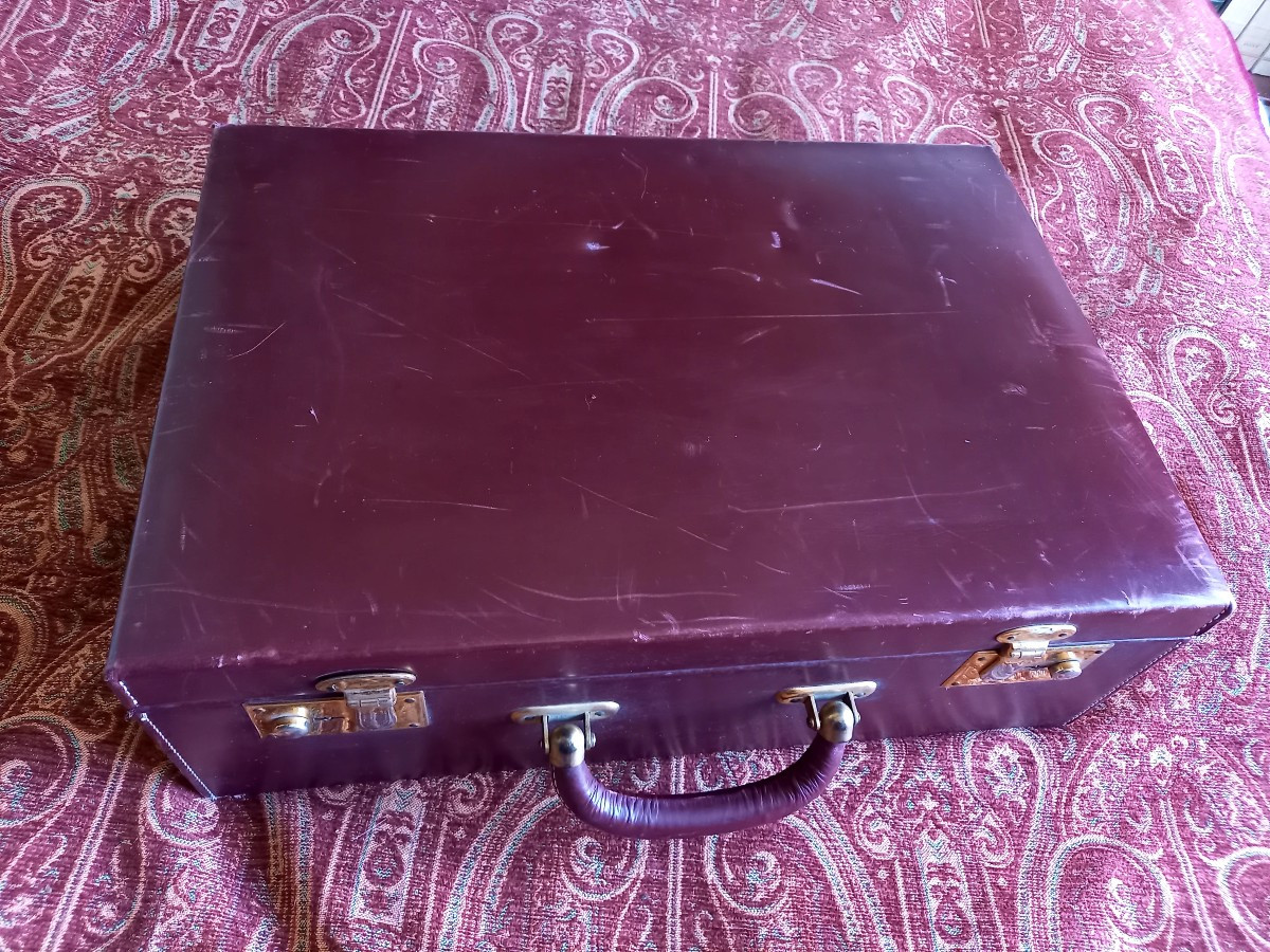 Circa 1950. Guerlain. Travel Kit: Suitcase, Toiletry Bag And Spray Bottle-photo-8