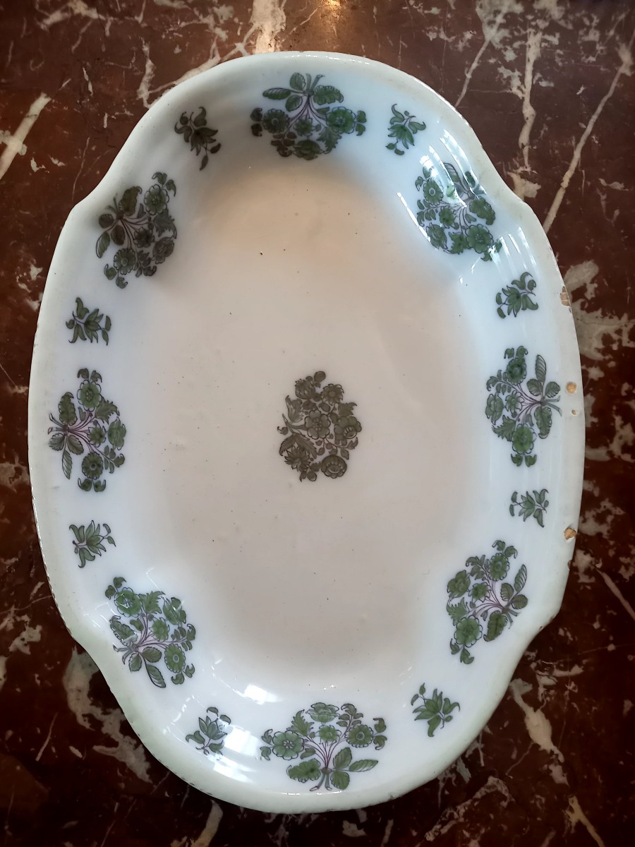 Moustiers XVIIIE.  manufacture d'Olerys . Plat creux à decor de bouquet