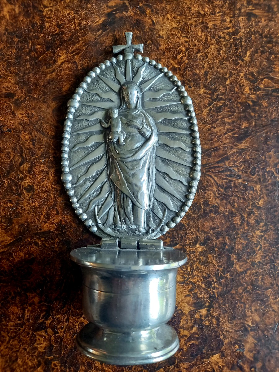 XVIIIE siècle.  Bénitier en etain décoré d'une Vierge rayonnante.