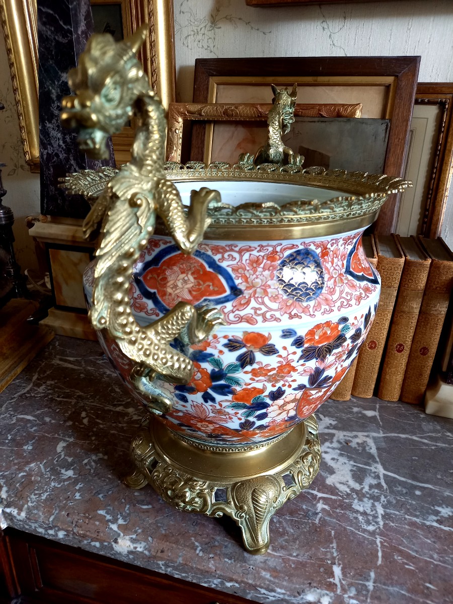 Imari debut XIXe,  bassin de porcelaine monté de dragons en bronze -photo-2