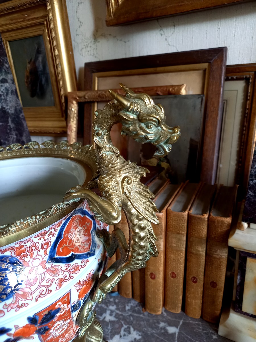 Imari debut XIXe,  bassin de porcelaine monté de dragons en bronze -photo-3