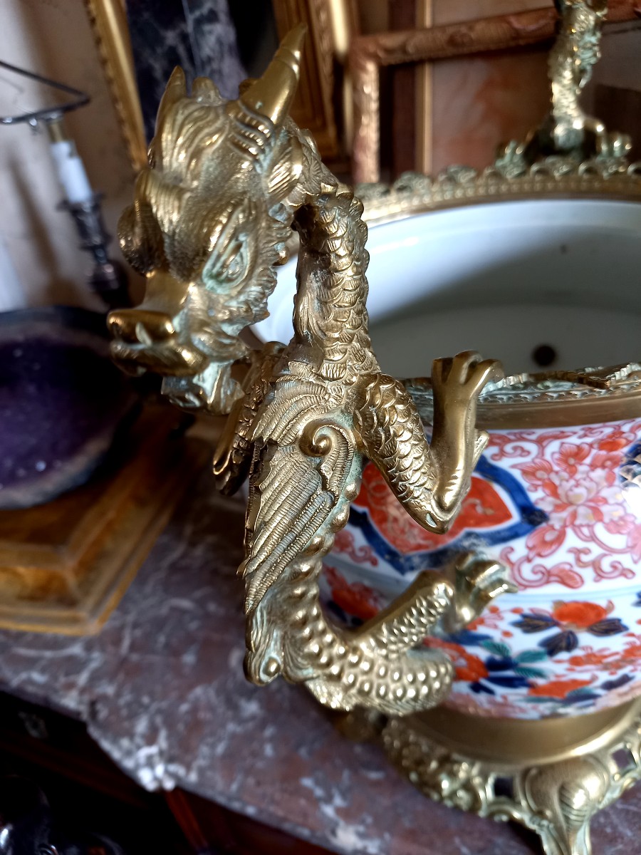 Imari debut XIXe,  bassin de porcelaine monté de dragons en bronze -photo-2