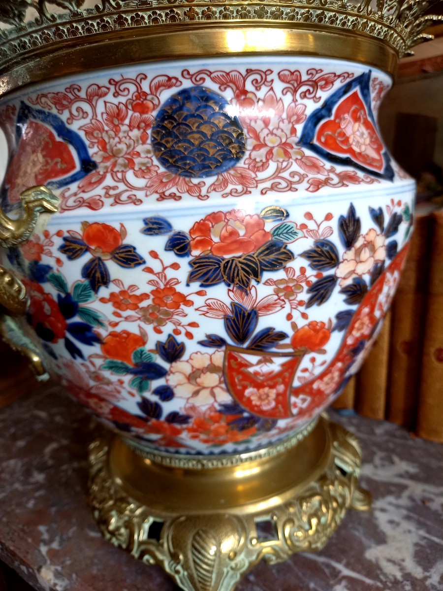 Imari debut XIXe,  bassin de porcelaine monté de dragons en bronze -photo-3