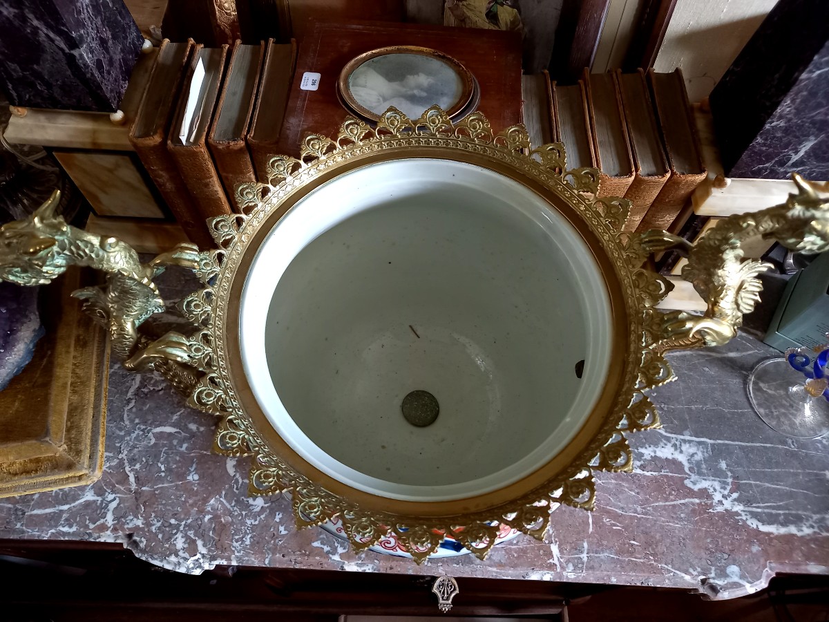 Imari debut XIXe,  bassin de porcelaine monté de dragons en bronze -photo-4