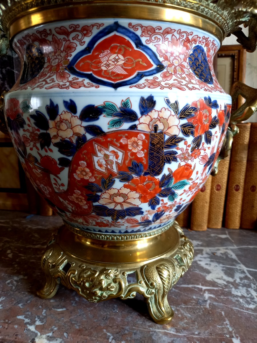 Imari debut XIXe,  bassin de porcelaine monté de dragons en bronze -photo-6