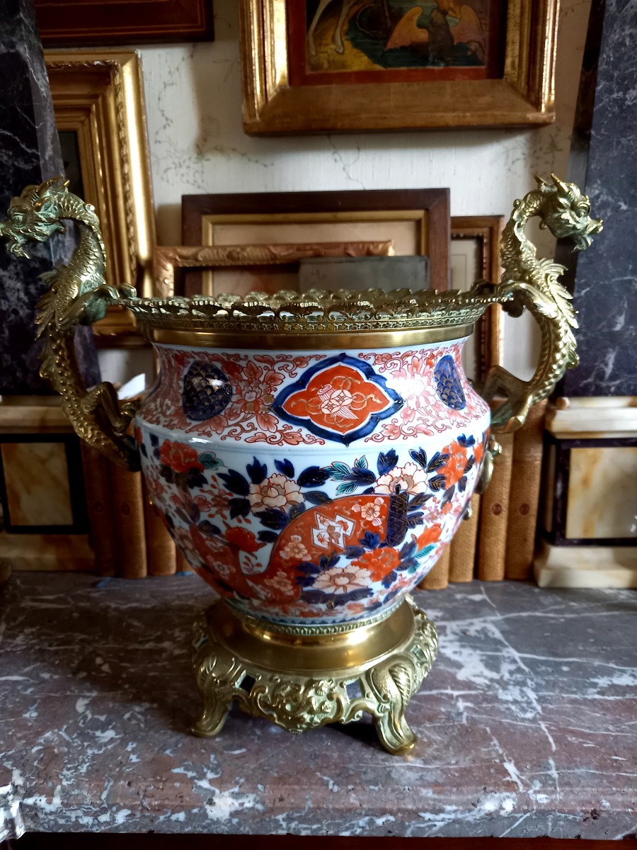 Imari debut XIXe,  bassin de porcelaine monté de dragons en bronze 