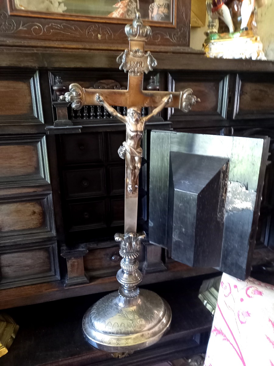 Dans goût de la regence.  Crucifix en métal argenté 