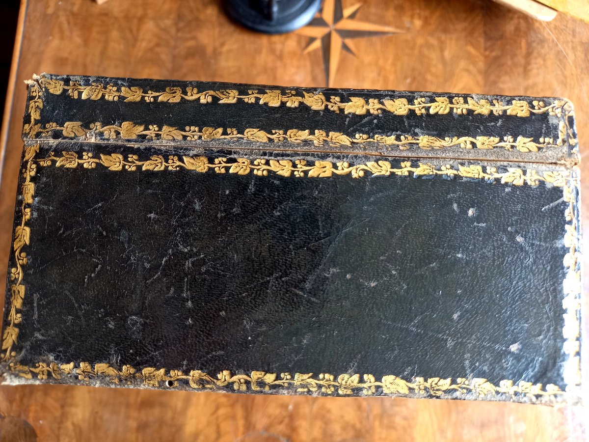 Late XVIIIe.  Leather-covered Case With A Cardinal's Coat Of Arms-photo-1