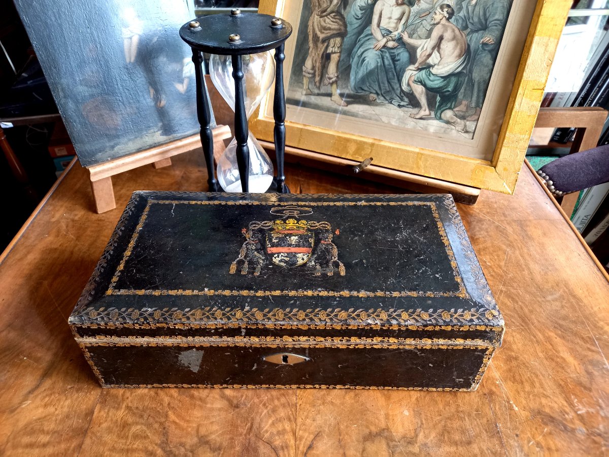 Late XVIIIe.  Leather-covered Case With A Cardinal's Coat Of Arms