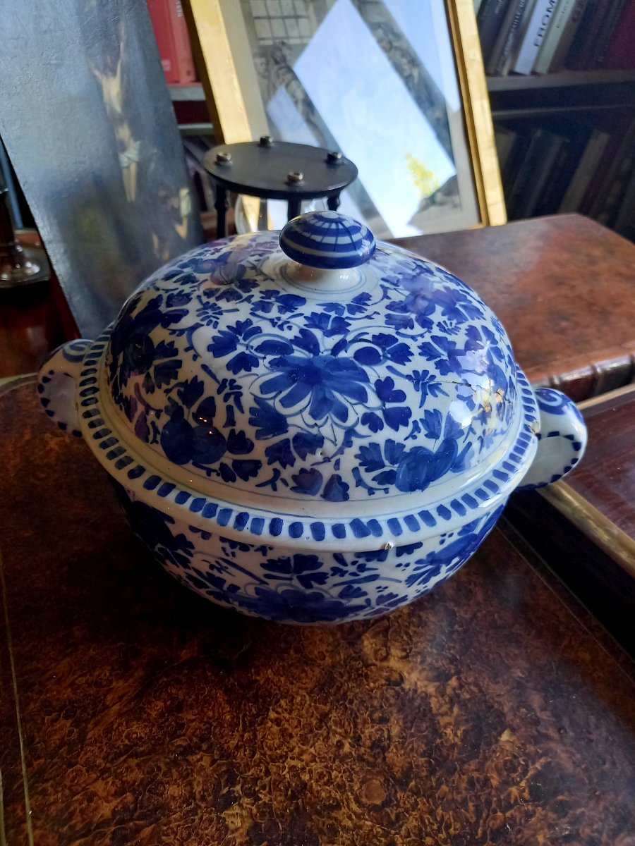 Delft XVIIIE.  Pot à posset