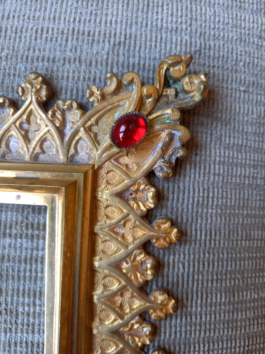 Cadre en bronze doré néo-gothique rehaussé de cabochons,  époque Napoléon III -photo-4