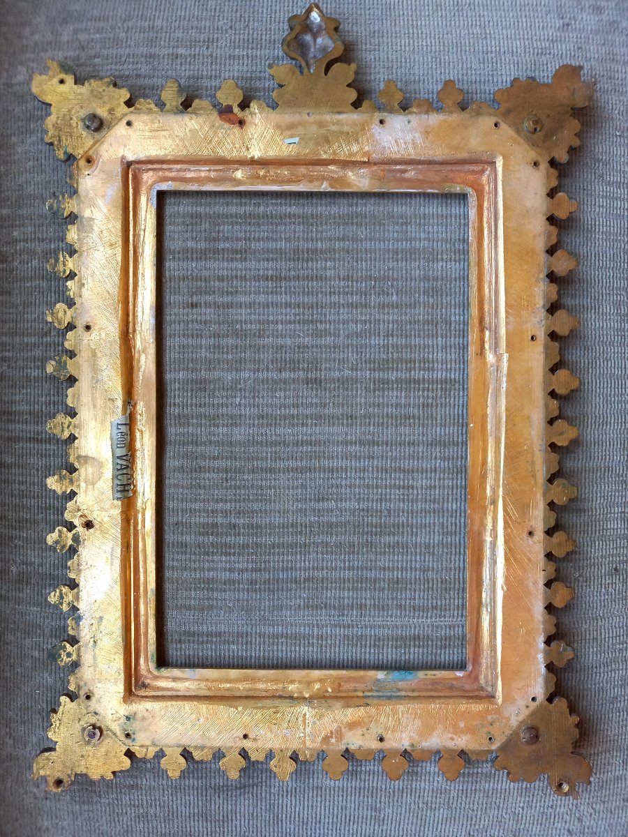 Cadre en bronze doré néo-gothique rehaussé de cabochons,  époque Napoléon III -photo-1