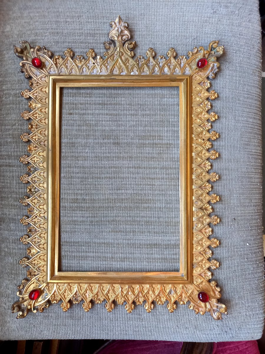 Cadre en bronze doré néo-gothique rehaussé de cabochons,  époque Napoléon III 