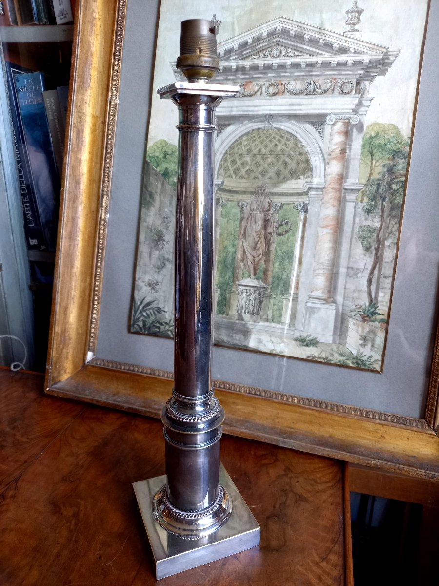 pied de lampe en métal argenté en forme de colonne dorique 
