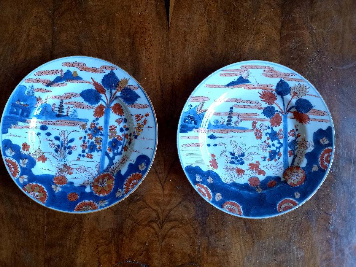 XVIIIE siècle.  Chine à l'imitation du Japon.  Paire d'assiettes dans le style d'Imari-photo-2