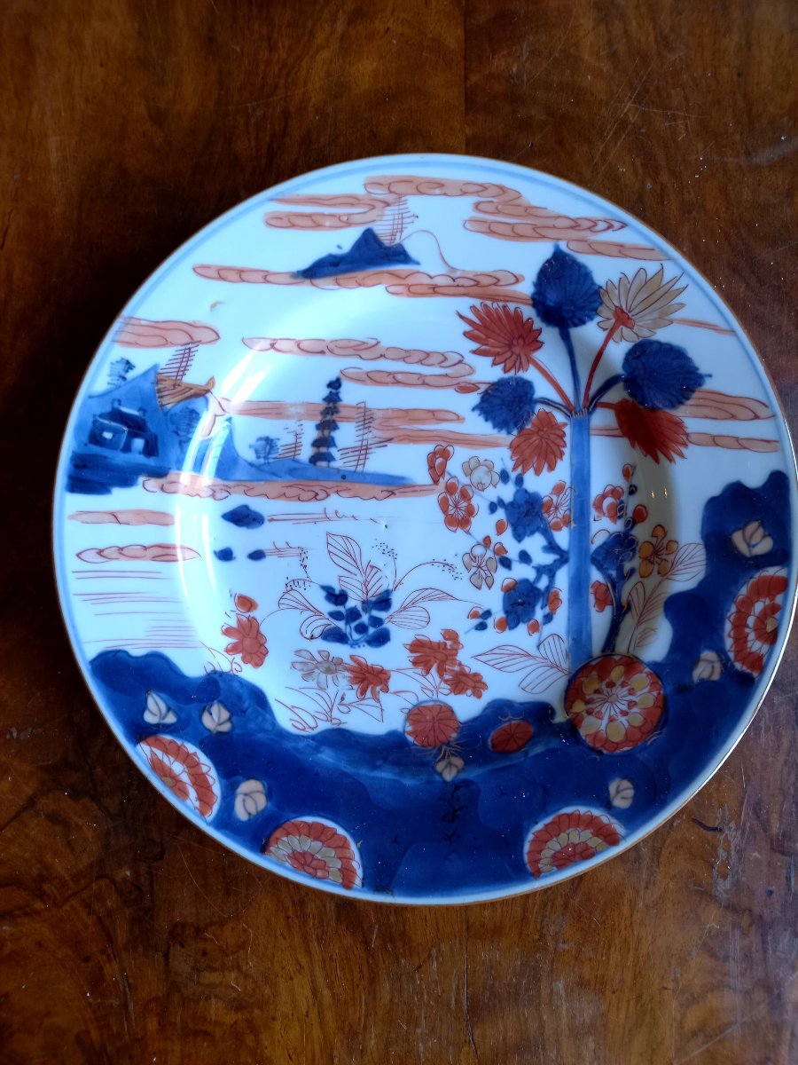 XVIIIE siècle.  Chine à l'imitation du Japon.  Paire d'assiettes dans le style d'Imari-photo-3