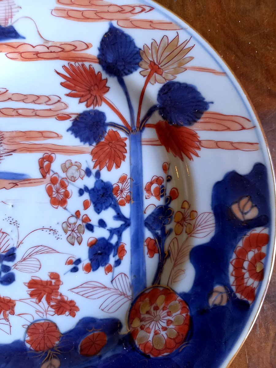 XVIIIE siècle.  Chine à l'imitation du Japon.  Paire d'assiettes dans le style d'Imari-photo-4